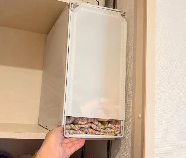 タオルを入れて棚に置いた写真（撮影：grapeライフハック編集部）
