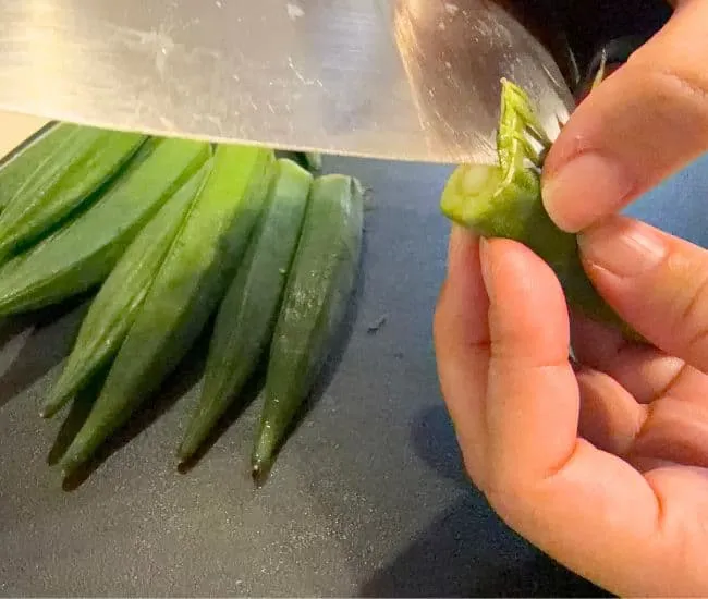 ガクを取る様子（撮影：grapeフード編集部）