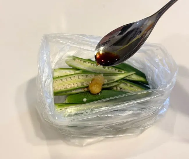 調味料を入れる様子（撮影：grapeフード編集部）