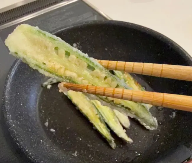カリッと焼き上がったオクラ（撮影：grapeフード編集部）