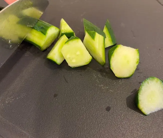 キュウリを切った様子（撮影：grapeフード編集部）