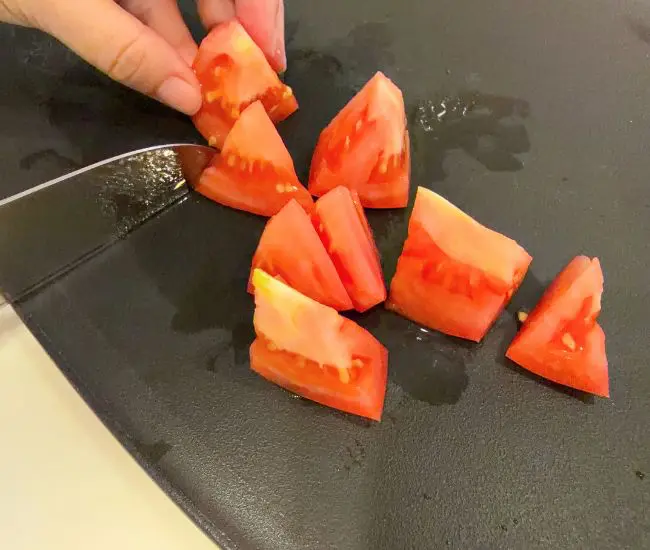 トマトをカットした様子（撮影：grapeフード編集部）