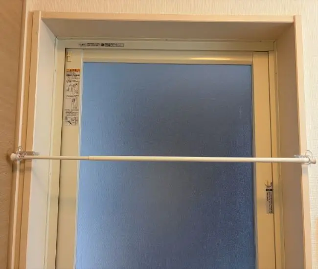 突っ張り棒を通した様子（撮影：grapeライフハック編集部）
