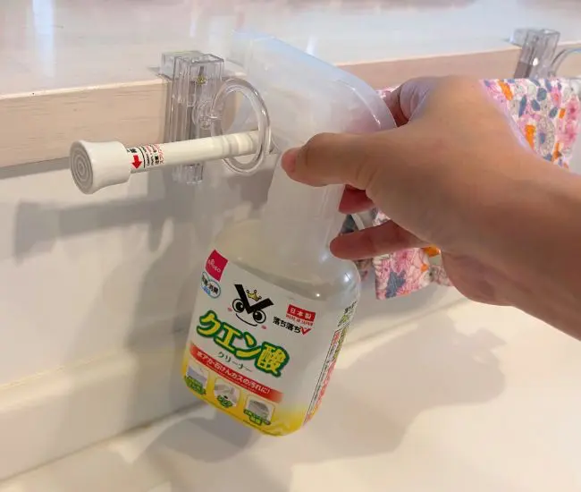 スプレーボトルをかけた様子（撮影：grapeライフハック編集部）