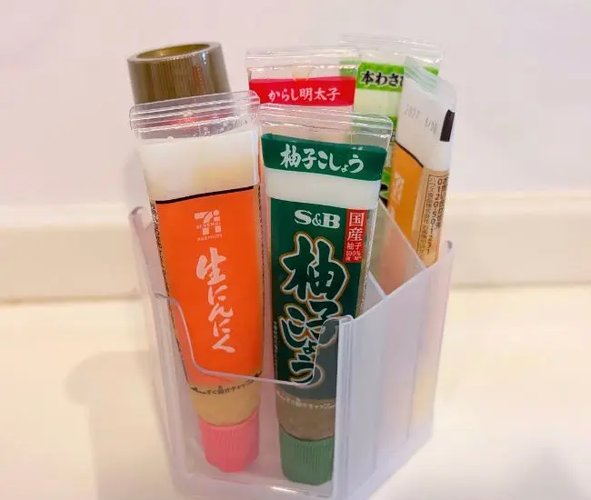 回転式ペンホルダーにチューブを入れた写真（撮影：grapeライフハック編集部）