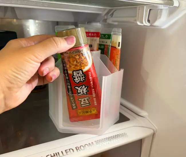 回転式ペンホルダーに豆板醤を逆さに入れる写真（撮影：grapeライフハック編集部）