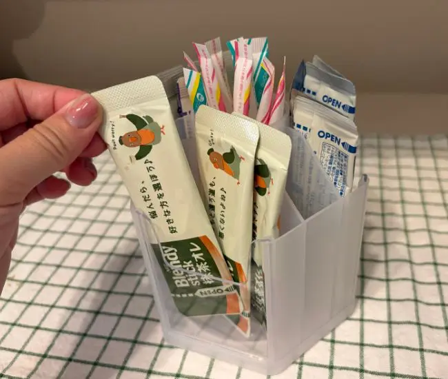 スティック飲料を選ぶ写真（撮影：grapeライフハック編集部）