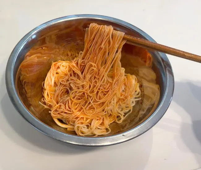 そうめんに調味料を絡める写真（撮影：grapeフード編集部）