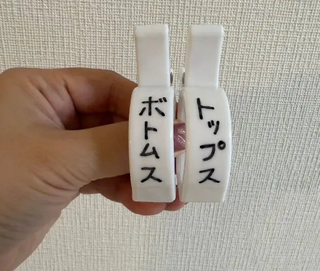 テープをコードクリップに貼った写真（撮影：grapeライフハック編集部）