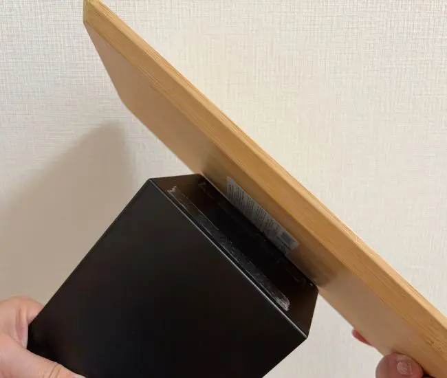 ブックエンドにバンブートレーを張りつける写真（撮影：grapeライフハック編集部）