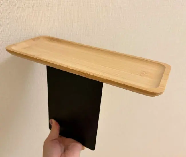 ブックエンドにバンブートレーを貼り合わせた写真（撮影：grapeライフハック編集部）