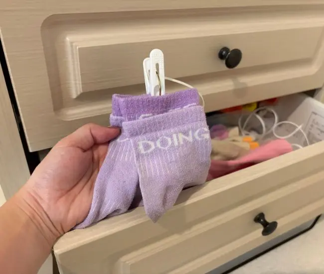 ひも付ピンチでまとめたまま収納する写真（撮影：grapeライフハック編集部）