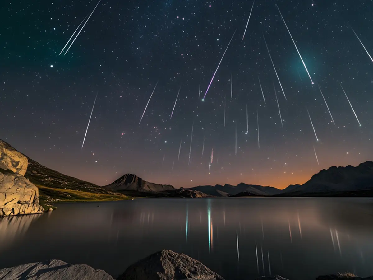 2026年のペルセウス座流星群は、8月13日が極大! 見える場所選びのポイントや流星クラスター現象も紹介!