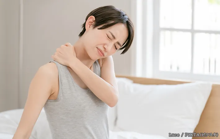 寝起きの女性の写真