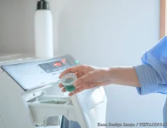 洗濯機と洗剤の写真