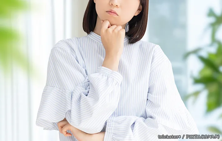 悩む女性の写真