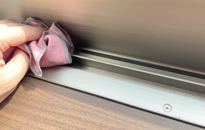 窓のサッシを掃除をしているところの画像（撮影：キジカク）