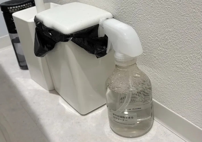 トイレの棚にボトルを置いた画像（撮影：キジカク）