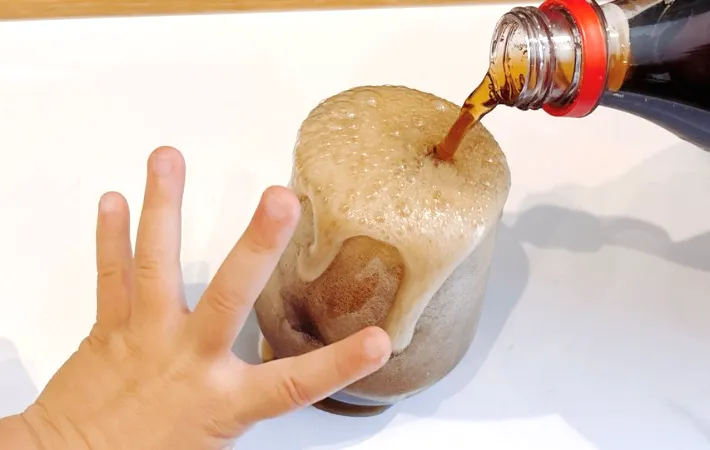 あふれたコーラの画像（撮影：キジカク）