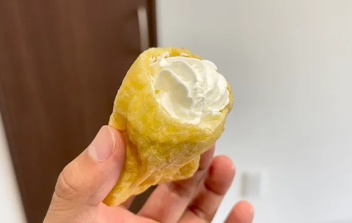油揚げシュークリームを手に持っている画像（撮影：キジカク）