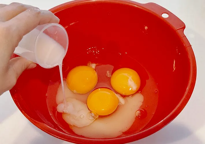『カルピス入り玉子焼き』を作る写真（撮影：キジカク）