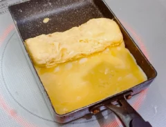 『カルピス入り玉子焼き』を作る写真（撮影：キジカク）