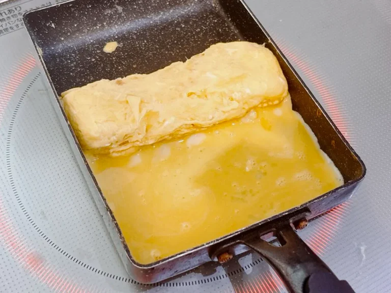 『カルピス入り玉子焼き』を作る写真(撮影:キジカク)