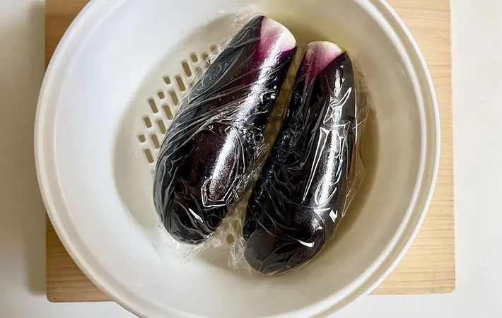 レンジ加熱前のナスの画像（撮影:エニママ）