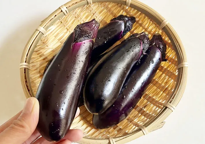 ナスを手に取っている画像（撮影:エニママ）