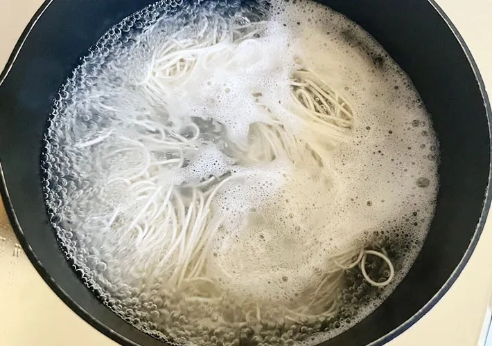 そうめんをゆでている画像（撮影:エニママ）
