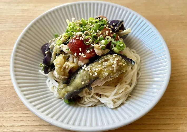 そうめんの上に、ナスと鶏ささみの梅和えをのせた画像（撮影:エニママ）