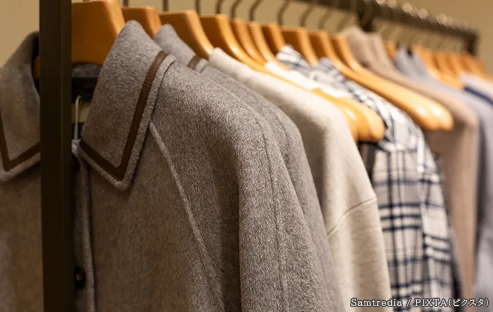 ハンガーと服の写真
