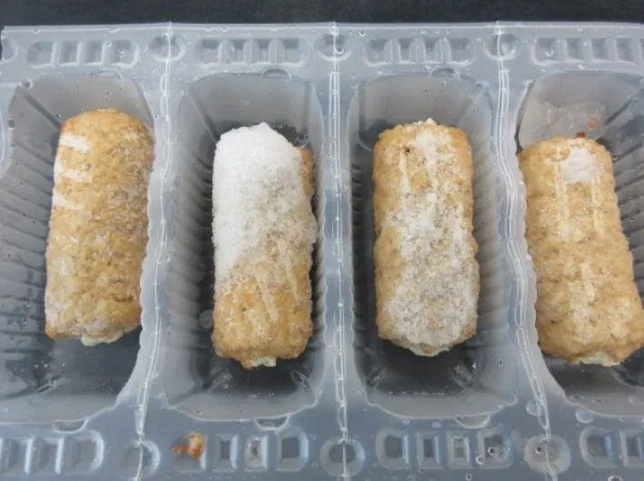 霜のついた冷凍食品の写真