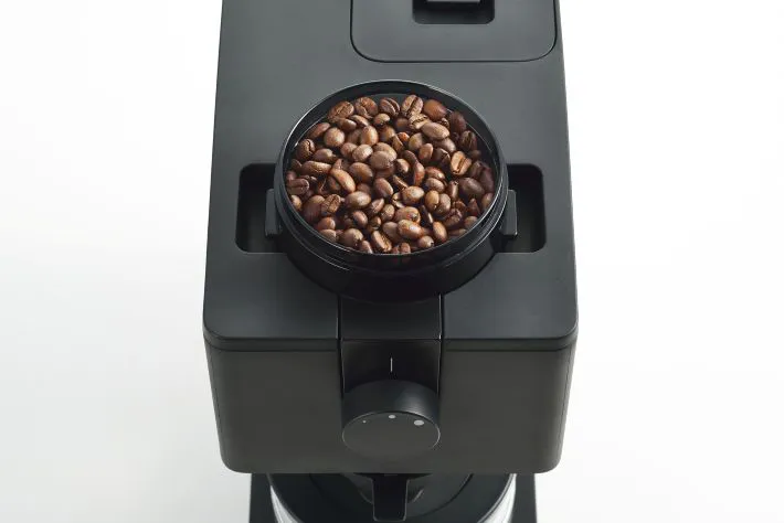 コーヒーメーカーとコーヒー豆の写真