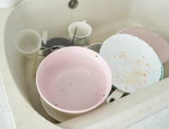 汚れた皿のイメージ写真