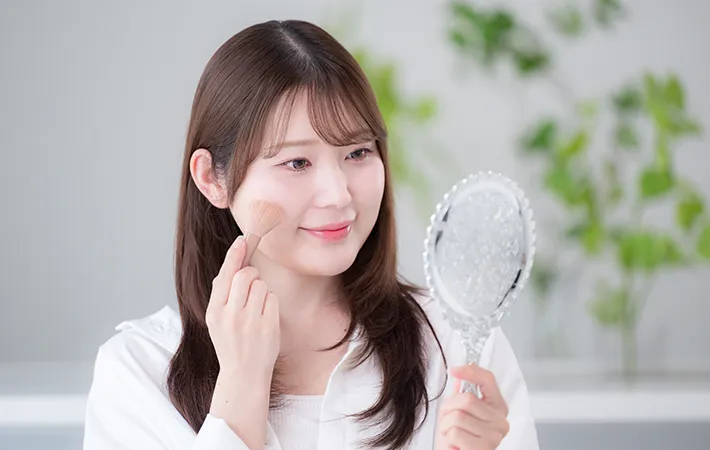 メイクをする女性の写真