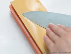 包丁を研ぐ写真