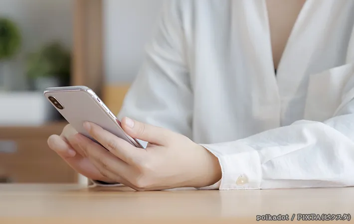 スマホを確認する写真