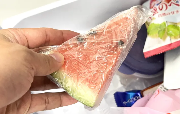保存用ラップで包んだスイカをそのまま凍らせている画像（撮影：キジカク）