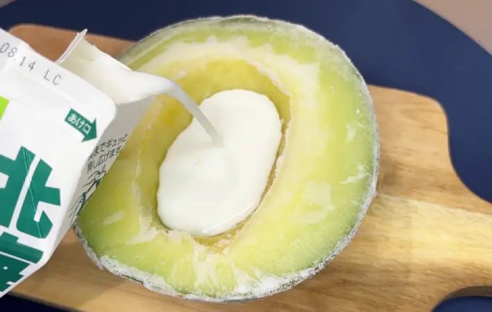わたを取ったくぼみに牛乳を注いでいる画像（撮影：キジカク）