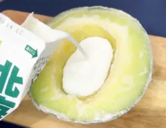 メロンに牛乳をそそぐ場面（撮影：キジカク）