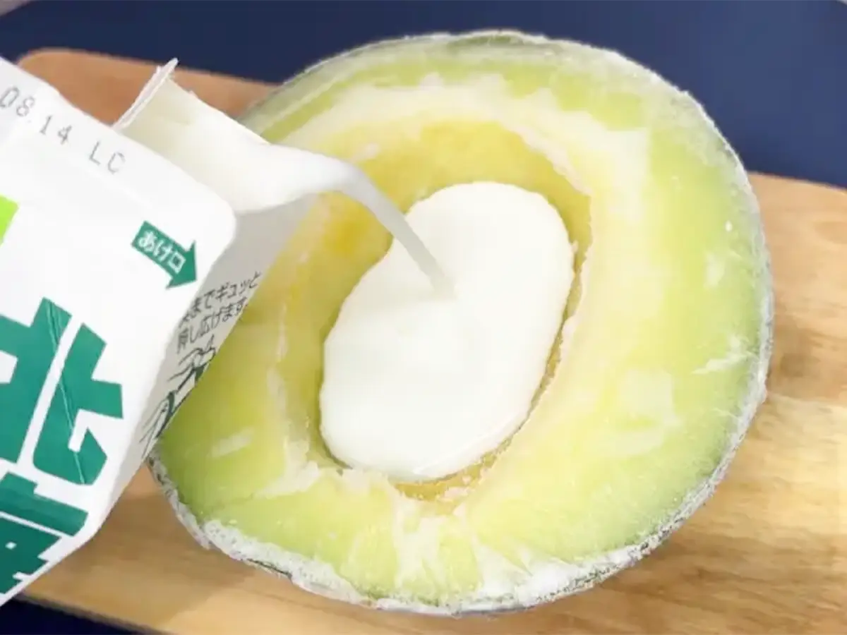 メロンに牛乳をそそぐ場面(撮影:キジカク)