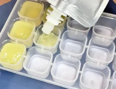 無印のゼリーを製氷皿に入れる