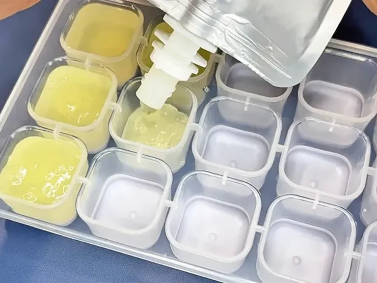 無印のゼリーを製氷皿に入れる