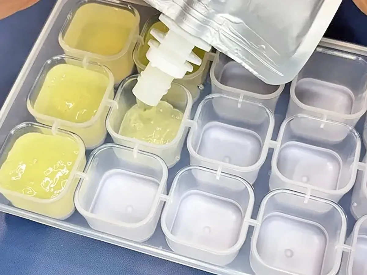 無印のゼリーを製氷皿に入れる