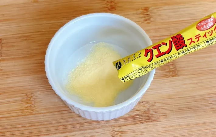 器にクエン酸スティックの粉を出している画像（撮影：キジカク）