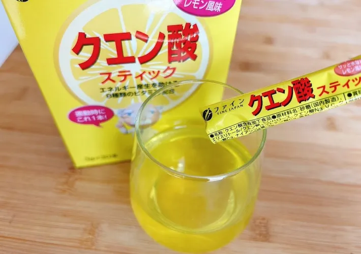 水に溶かしたクエン酸スティックが入ったグラスの画像（撮影：キジカク）