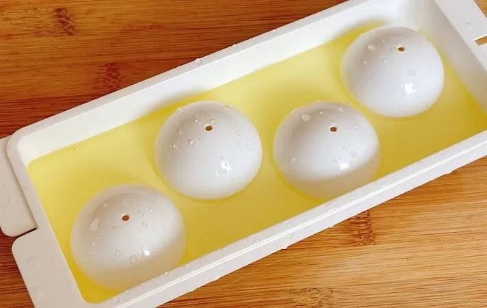 容器にゼリー液を流し込んだ画像（撮影：キジカク）