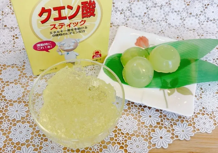 器に盛りつけたゼリーとクエン酸スティックの画像（撮影：キジカク）
