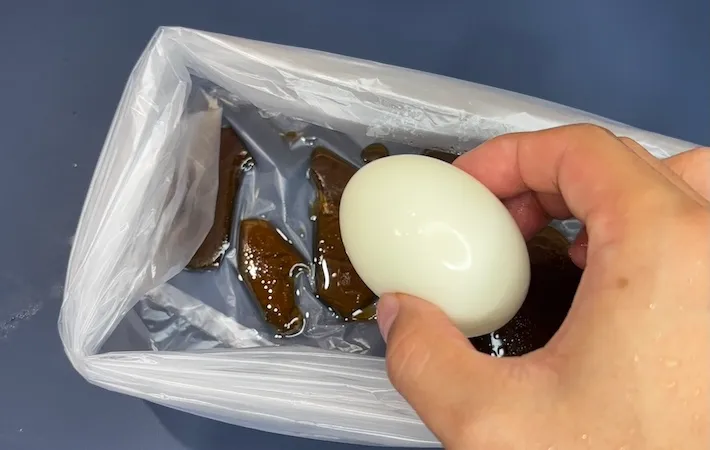 殻をむいたゆで卵を袋に入れている画像（撮影：キジカク）